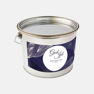 Plåthink med egen ettikett fylld med välkänt kvalitetsgodis